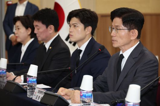 국민의힘 김문수 대선 후보가 17일 광주 서구 김대중컨벤션센터에서 열린 현장 선거대책위원회 회의에서 발언하고 있다.