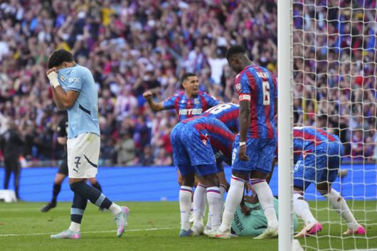 18일 크리스탈 팰리스와 잉글랜드축구협회(FA)컵 결승에서 페널티킥을 실축한 뒤 아쉬워하는 맨체스터 시티의 오마르 마르무시