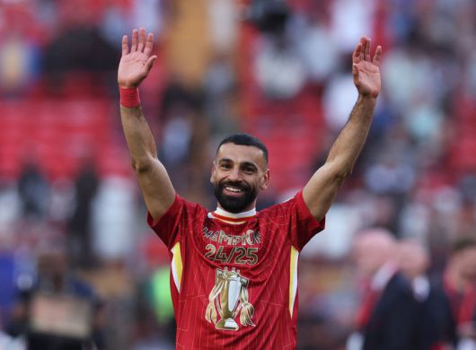 2025년 4월 27일, 영국 리버풀 안필드 스타디움, 리버풀의 모하메드 살라가 프리미어리그 우승 확정 후 기뻐하고 있다.