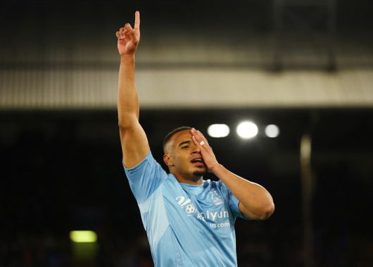 2025년 5월 5일, 영국 런던 셀허스트 파크에서 열린 프리미어리그 크리스탈 팰리스와 노팅엄 포레스트의 경기 중노팅엄 포레스트의 무리요가 팀의 첫 번째 골을 넣은 뒤 환호하고 있다.