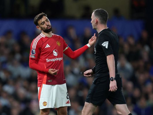 2025년 5월 16일, 영국 런던 스탬퍼드 브리지에서 열린 프리미어리그 첼시와 맨체스터 유나이티드의 경기 중 맨체스터 유나이티드의 브루노 페르난데스가 주심 크리스 카바나와 대화를 나누고 있다.