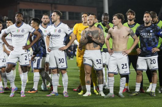 24일 코모를 상대로 승리를 거두고도 나폴리에 승점 1점 차로 밀려 리그 우승이 좌절되면서 아쉬워 하는 인터밀란 선수들