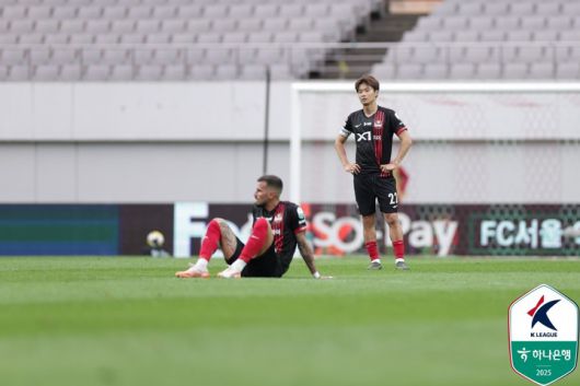 24일 수원FC와 홈 경기에서 1-1로 비긴 뒤 허탈한 듯 쉽게 그라운드를 떠나지 못하는 FC서울 김진수와 둑스