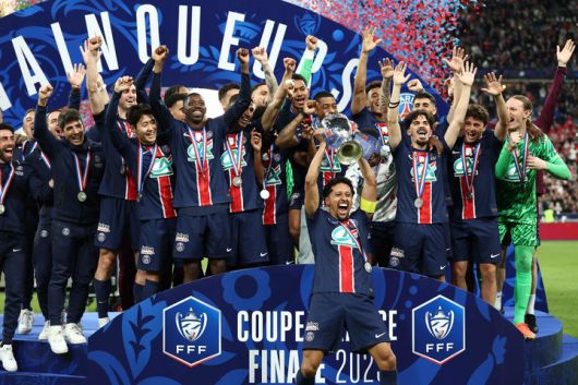25일 쿠프 드 프랑스(프랑스 FA컵) 우승을 차지한 뒤 시상식에서 환호하는 파리 생제르맹(PSG) 선수들