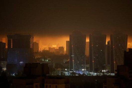 25일(현지시간) 우크라이나 키이우 상공에서 요격된 러시아 드론​​​​​​​[로이터 연합뉴스]