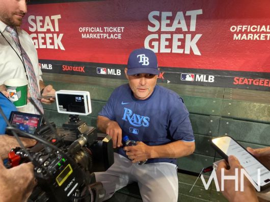 (케빈 캐시 탬파베이 감독이 지난달 애리조나 원정 때 더그아웃에서 경기 전 취재진과 인터뷰를 하고 있다)