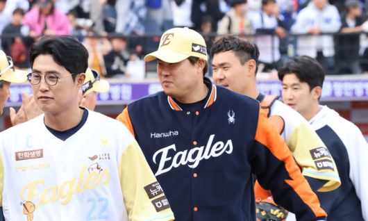 6일 삼성 라이온즈를 상대로 승리를 거둔 뒤 기뻐하는 한화 이글스 선수들