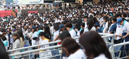 30일 창원NC파크에서 열린 한화와 NC 경기 시작에 앞서 구조물 낙하 사고 사망자에 대해 묵념하며 추모하는 관중들