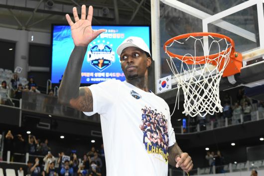 2023-2024 프로농구 챔피언결정전 5차전에서 승리하며 부산 KCC의 우승이 확정된 뒤 그물 컷팅 세레머니를 하는 라건아