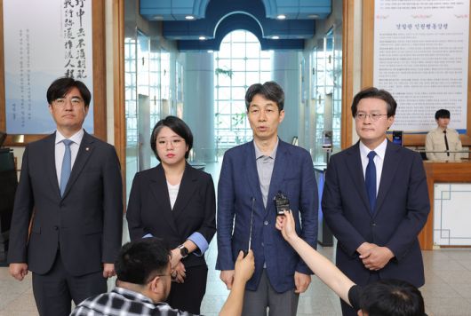 지난 1일, 국회 행정안전위원회 소속 윤건영, 용혜인, 채현일, 김성회 의원이 리박스쿨에 대한 경찰의 신속한 수사를 촉구하며 서울 서대문구 경찰청 방문을 마친 뒤 발언했다.