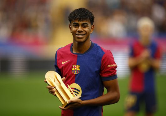 4일 에스파뇰과의 경기에 앞서 코파 트로피를 들고 기념촬영하는 FC바르셀로나 라민 야말