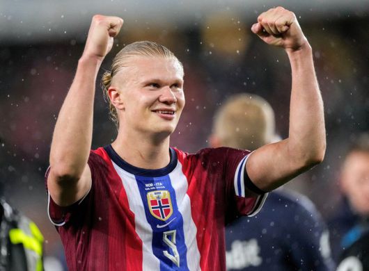 2025년 6월 6일, 노르웨이 오슬로 울레발 스타디온에서 열린 월드컵 유럽 예선 I조 경기 - 노르웨이 대 이탈리아.경기 종료 후, 노르웨이의 엘링 홀란이 환호하고 있다.
