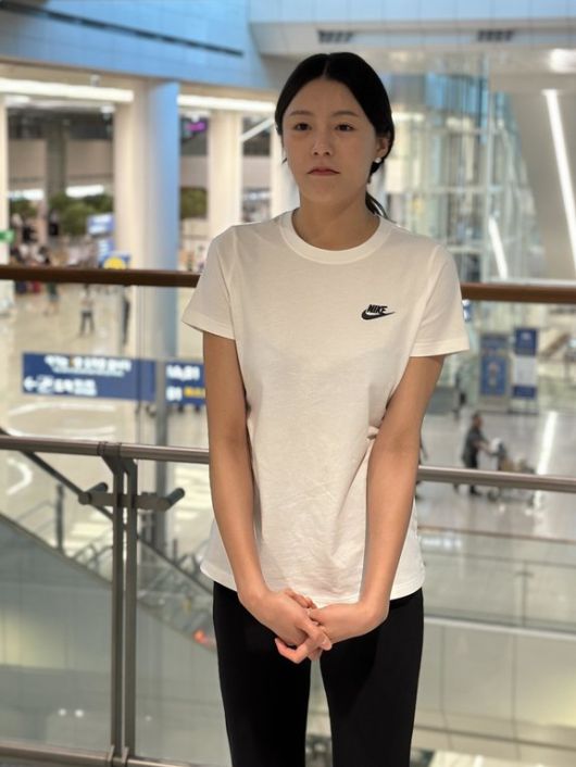 여자배구 이다영이 공항에서 인터뷰를 진행하고 있다.