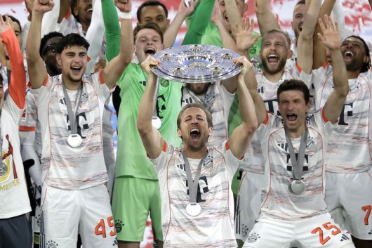 11일 2024-2025시즌 독일 분데스리가 우승 시상식에서 트로피를 들고 기뻐하는 바이에른 뮌헨의 해리 케인