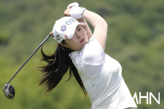 유지나가 12일 열린 DB그룹 한국여자오픈 1라운드에서 샷을 하고 있다.