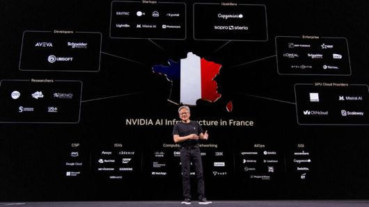 엔비디아가 유럽 각국의 AI 인프라 구축을 어떻게 지원하고 있는지 설명하는 젠슨 황