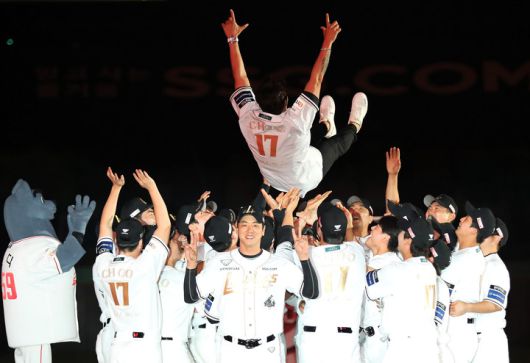 추신수 SSG 랜더스 구단주 보좌역 겸 육성총괄이 14일 인천 SSG랜더스필드에서 열린 자신의 은퇴식에서 동료들로부터 헹가래를 받고 있다. 2025.6.14