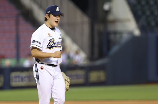 15일 서울 잠실야구장에서 열린 키움과 경기에서 세이브를 달성한 뒤 기뻐하는 두산 마무리 김택연