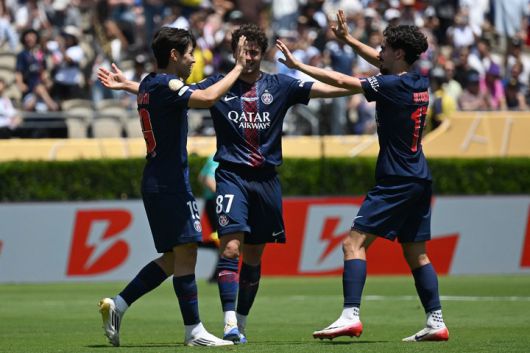 16일 아틀레티코 마드리드전에서 후반 추가시간 이강인(맨 왼쪽)이 페널티킥을 성공시킨 뒤 함께 기뻐하는 파리 생제르맹 선수들