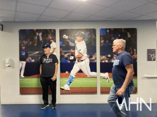 (지난 2022년, 탬파베이 홈구장 '트로피카나 필드' 내에 걸려 있던 대형 최지만 사진 앞에서 팬들이 기념 촬영을 할 만큼 당시 최지만의 실력과 인기는 매우 높았다)