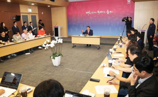 기자간담회에서 AI 데이터센터 사업 계획 설명하는 김두겸 울산시장