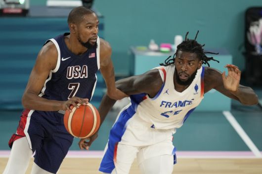 미국 남자농구 대표팀의 케빈 듀란트(왼쪽)