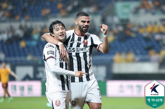 13일 광주월드컵경기장에서 펼쳐진 광주FC전에서 선제골을 넣은 FC서울 정승원(왼쪽)과 함께 기뻐하는 루카스 실바