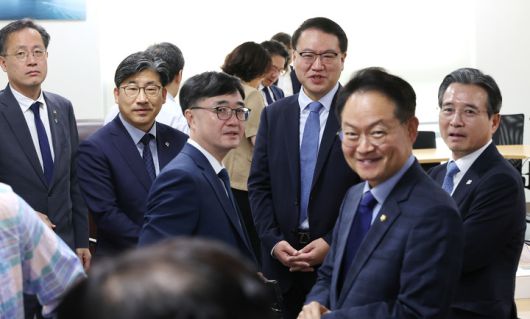 대통령실 김용범 정책실장(오른쪽)과 더불어민주당 허영 원내정책수석부대표(오른쪽 두번째) 등이 지난 18일 서울 여의도 국회 의원회관에서 대통령실과 정부, 여당 등이 함께하는 추경안 관련 비공개 회의에 참석해 대화하고 있다.