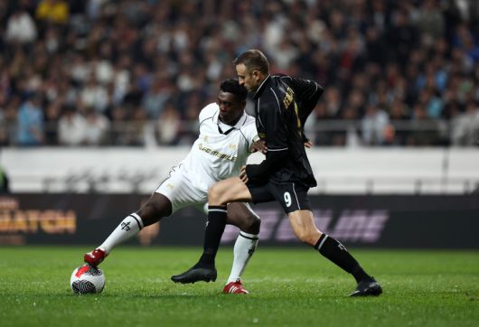 지난 2024 아이콘 매치 경기 도중 클라렌스 세이도르프를 수비하는 디미타르 베르바토프