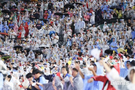 빗속에서 응원전을 벌이는 롯데 팬