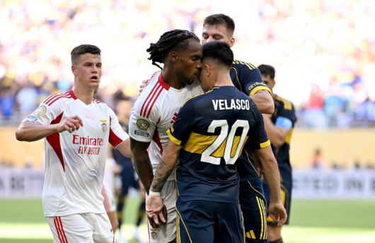 2025년 6월 16일, 미국 마이애미 하드록 스타디움에서 열린 FIFA 클럽 월드컵 C조 경기 중, 아르헨티나 보카 주니어스의 공격수 알란 벨라스코(등번호 20번)와 포르투갈 벤피카의 미드필더 레나투 산체스(등번호 85번)가 언쟁을 벌이고 있다.