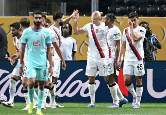 2025년 6월 22일(현지시간), 미국 애틀랜타의 메르세데스-벤츠 스타디움에서 열린 FIFA 클럽 월드컵 2025 G조 경기에서 맨체스터 시티(잉글랜드)의 노르웨이 공격수 엘링 홀란드(등번호 9번, 중앙)가 팀의 세 번째 골을 넣은 뒤 동료들과 함께 환호하고 있다.