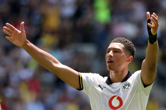 2025년 6월 21일(현지시간), 보루시아 도르트문트의 조브 벨링엄(등번호 77번)이 신시내티의 TQL 스타디움에서 열린 FIFA 클럽 월드컵 2025 F조 조별리그 경기, 마멜로디 선다운스 FC와 보루시아 도르트문트의 맞대결에서 팀의 세 번째 골을 넣은 뒤 환호하고 있다.