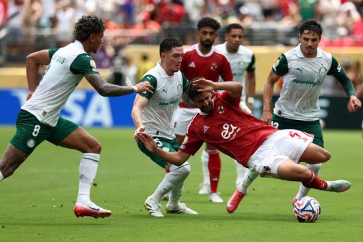 2025년 6월 19일(현지시간), 미국 뉴저지주 이스트 러더퍼드의 메트라이프 스타디움에서 열린 2025 FIFA 클럽 월드컵 A조 조별리그 경기에서, 브라질의 파우메이라스 리샤르지 히우스(등번호 8번, 콜롬비아)와 아니발 모레노(등번호 5번, 아르헨티나)가 이집트 알 아흘리의 모하메드 알리 벤 롬다네(등번호 5번, 튀니지)와 볼 다툼을 벌이고 있다.