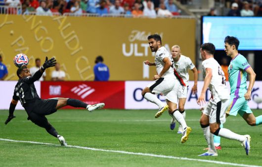 2025년 6월 22일(현지시간), 미국 조지아주 애틀랜타의 메르세데스-벤츠 스타디움에서 열린 FIFA 클럽 월드컵 G조 경기, 맨체스터 시티와 알 아인의 맞대결에서 맨체스터 시티의 일카이 귄도안이 팀의 네 번째 골을 넣고 있다.