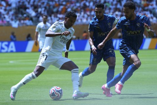 2025년 6월 18일(현지시간), 미국 마이애미에서 열린 클럽 월드컵 조별리그 H조 경기에서 레알 마드리드의 호드리구가 알 힐랄의 레난 로디, 살렘 알다우사리의 수비를 피해 공을 컨트롤하고 있다.