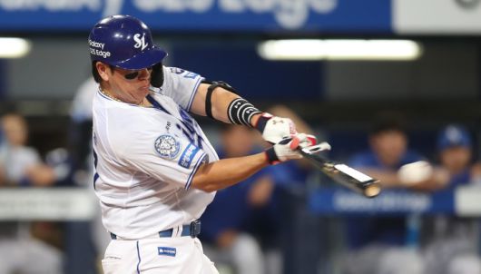 26일 대구 삼성라이온즈파크에서 열린 2025 프로야구 한화 이글스와 삼성 라이온즈의 경기. ６회 말 2사 주자 1루 상황에서 타석에 선 삼성 강민호가 안타를 치고 있다. 2025.6.26