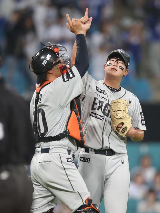 26일 대구 삼성라이온즈파크에서 열린 2025 프로야구 한화 이글스와 삼성 라이온즈의 경기. 한화가 3:1로 승리 후 마무리투수 김서현과 포수 이재원이 기뻐하고 있다. 2025.6.26