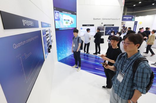 서울 서초구 aT센터에서 열린 '퀀텀 코리아 2025' 내 KT 부스를 찾은 관람객들이 양자암호통신 기술 관련 전시물을 살펴보고 있다. 2025.6.24