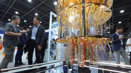 서울 서초구 aT센터에서 열린 '퀀텀 코리아 2025'의 한 참가 업체 부스에 샹들리에 구조의 양자컴퓨터 모형이 전시돼 있다. 2025.6.24