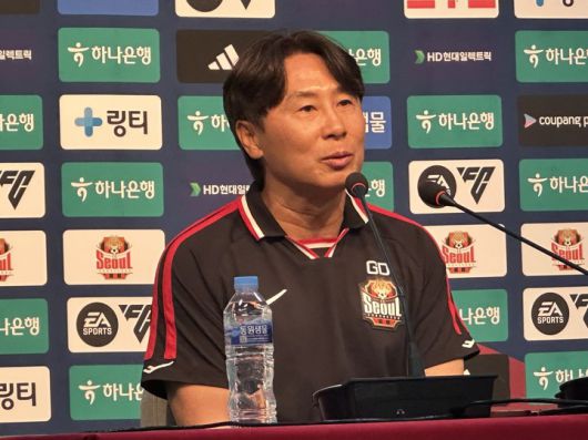 "팬분들께 무거운 마음 갖고 있습니다. 그렇기 때문에 더욱더 경기 결과로 보여드려야 한다고 생각합니다."'레전드' 기성용(36)의 포항 스틸러스 이적에 팬들로부터 집중포화를 당하는 김기동(53) FC서울 감독은 이렇게 말했다.서울에서 10년을 뛴 국가대표 출신 미드필더 기성용의 포항 이적 추진 소식은 지난 24일 알려졌고, 곧 기정사실이 됐다. 행정 절차만 마무리되면 포항의 공식 발표가 있을 예정이다. 2025.6.29