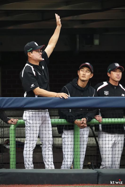 KT 위즈 이종범 전 코치가 야구 예능 프로그램 합류를 위해 팀을 떠났다