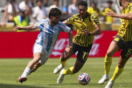 울산 HD의 마티아스 라카바가 도르트문트의 조브 벨링엄을 상대로 돌파를 시도하고 있다.