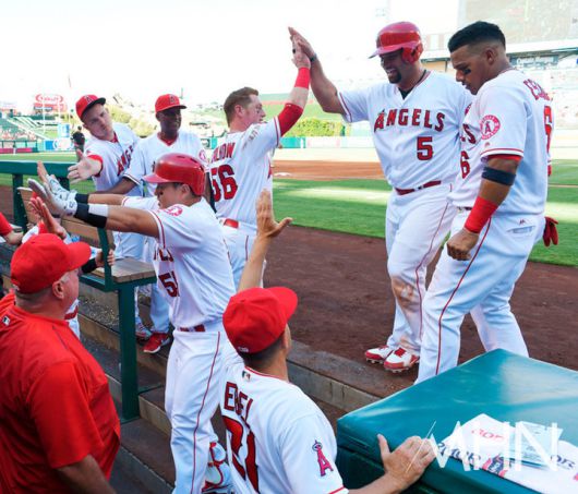 (지난 2016년 LA 에인절스 소속이었던 에벨 코치(가운데 하단)가 홈런을 친 최지만(51번)과 주자였던 알버트 푸홀스(5번)를 더그아웃에서 하이 파이브로 맞이해 주고 있다)