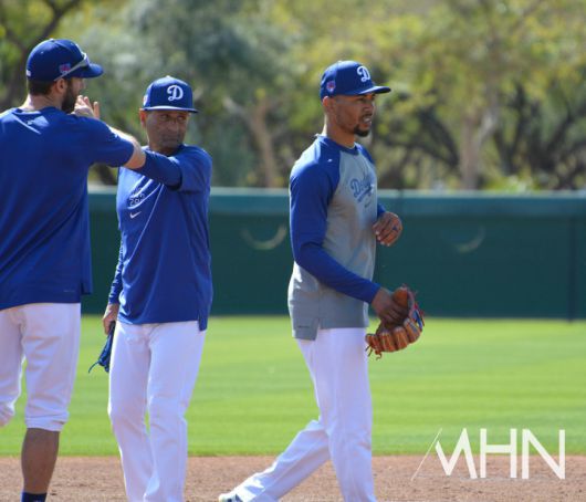 (에벨 코치(중앙)가 수비훈련을 끝낸 뒤 선수들과 하이 파이브를 하고 있다)