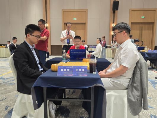 란커배 본선 32강전에서 원성진 9단(오른쪽)이 중국 투샤오위 9단과 반상을 마주하고 있다.(사진 한국기원 제공)