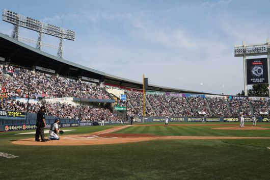 현충일인 6일 롯데 자이언츠와 두산 베어스의 경기가 열린 서울 잠실야구장이 관중들로 가득 찬 모습