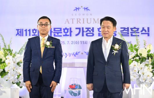 2일 경기도 파주 서원밸리 골프장에서 5쌍의 다문화 가정 무료결혼식이 진행됐다. (왼쪽)정석천 서원밸리 대표이사와 최병갑 파주시 부시장이 참석했다.