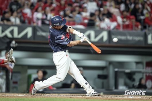 지난 4일 동점 적시타를 때려내는 롯데 정훈.