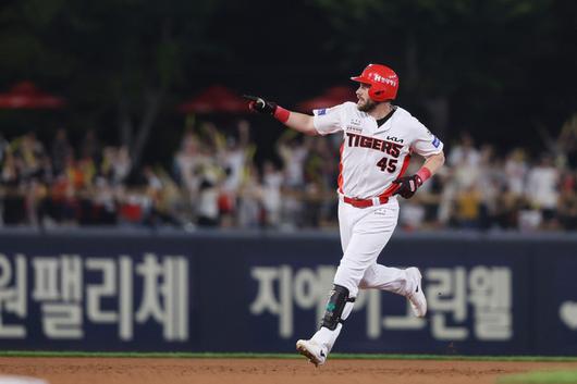 지난 4일 경기에서 2점 홈런을 작렬한 KIA 위즈덤.
